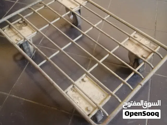 هذه عربة نقل بضائع يدوية صغيرة، منصة نقالة.