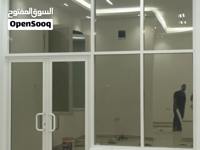 معلم الالمنيوم لجميع أعمال الصيانه المطابخ والأبواب والشبابيك