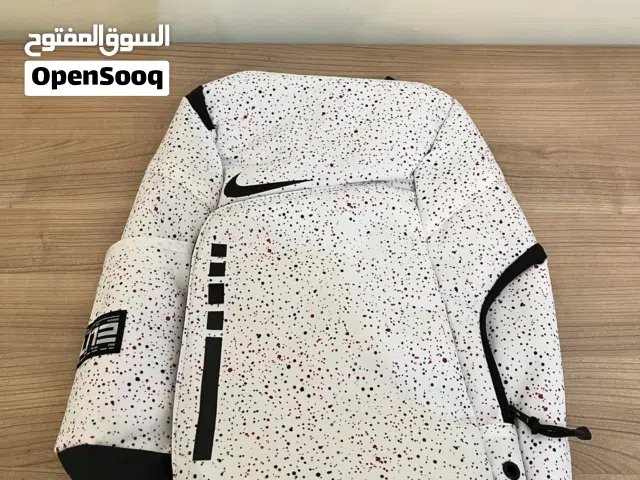 شنطة من شركة نايك