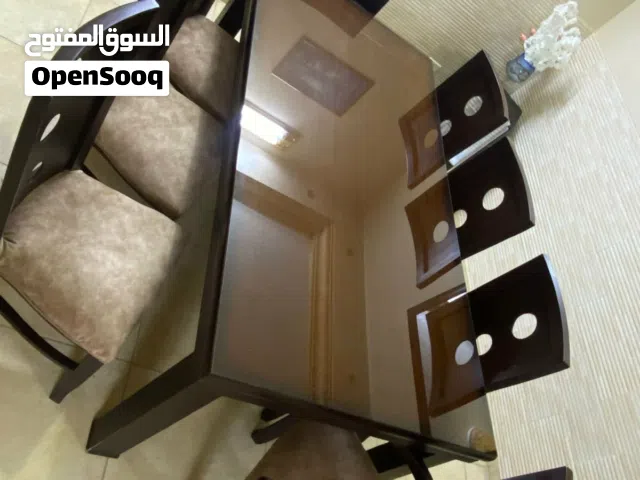 طاولة سفرة مع 8 كراسي بحالة ممتازة مع لوح زجاج