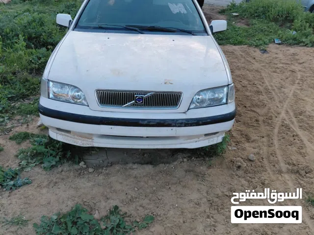 سيارة فولفو S 40  للبيع مع سيارة قطع