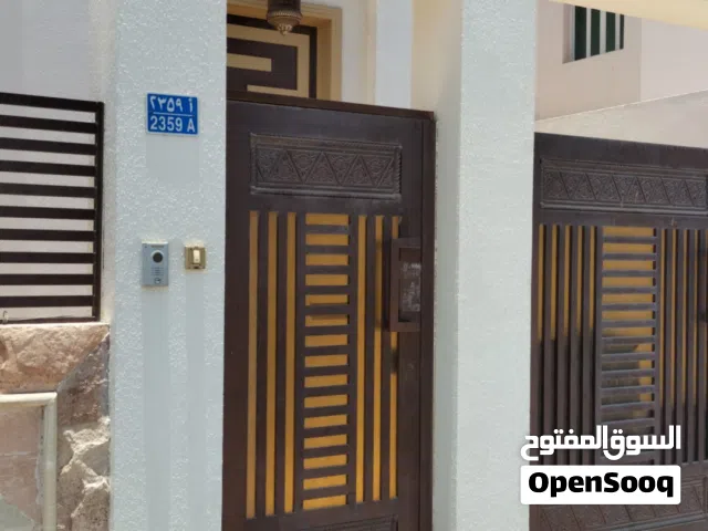 غرفة مع دورة مياه خاصة بها ومطبخ مشترك بسعر 125 ريال يشمل الماء والكهرباء والانترنت وسرير كبير مع