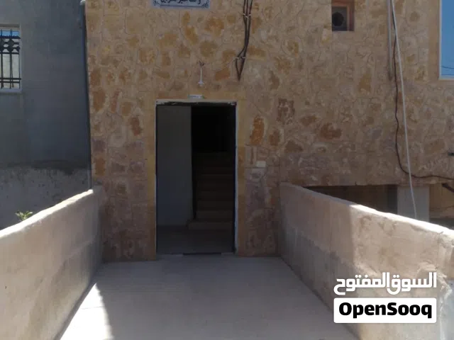 ثلاث طوابق  مرخص كامل  الطابق الاول ثلاث غرف ومطبخ وحمامين ومضافه بير ماء 45 م  مطبخ جاهز راكب ارضي