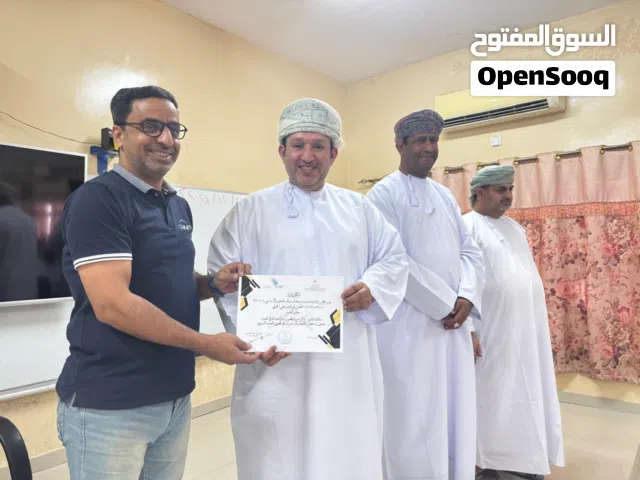 معلم فيزياء المنهج العماني والمنهج المصرى  شرح شامل وحل اسئله الكتاب وأسئلة الأعوام الماضية