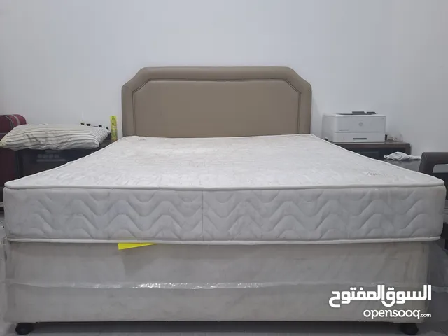 سرير مزدوج في غرفة نوم بسيطة Double Bed in a Minimalist Bedroom