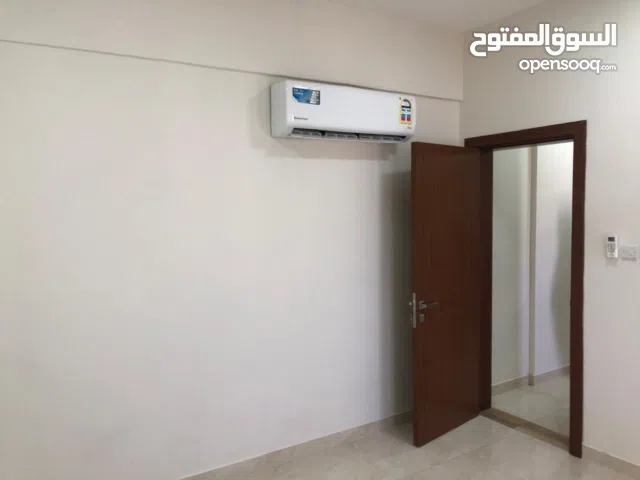 شقة ثلاث غرف بناية راقية جديدة بموقع ممتاز على شارع سوق الخوض التجاري – للعوائــل مع Wi-Fi مجاني