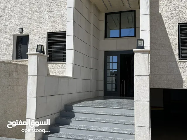 شقة طابق اخير مع روف/ مساحة 205م/ شفا بدران/ ترس واسع و مطل على شارعين/ صرف صحي واصل