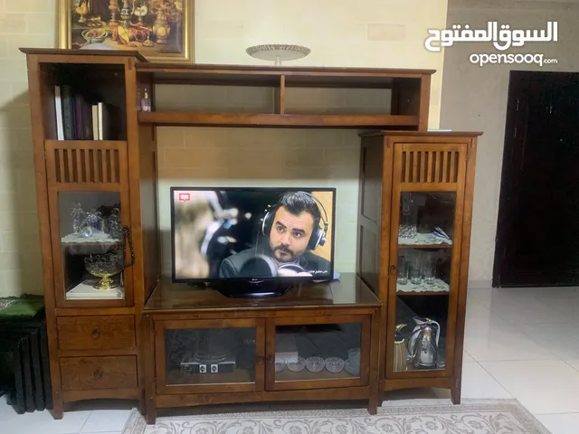 واجة شاشة مع رفوف و وحدات زجاجية