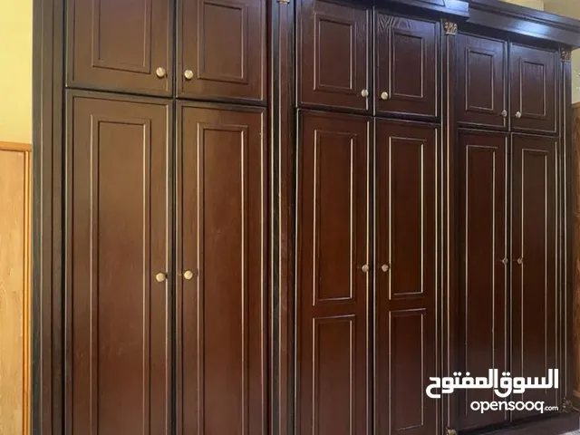 غرفة نوم ماستر طابقين (( غرفة نوم العمر  تفصيل خشب لاتيه18 وقشرة بلوط ، تتكون من خزانة 6ابواب