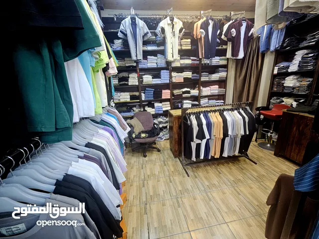 محل ألبسة رجالي للبيع  نوڨيتيه ملابس رجالي يعمل بشكل جيد للبيع مع البضاعه