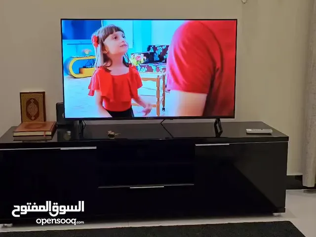 شاشة تلفزيون مع الطاولة شبه جديدة استخدام بسيط
