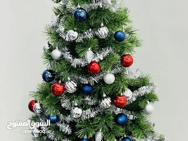 شجرة مع طقم زينة كامل بحالة ممتازة للبيع بدواعي السفر