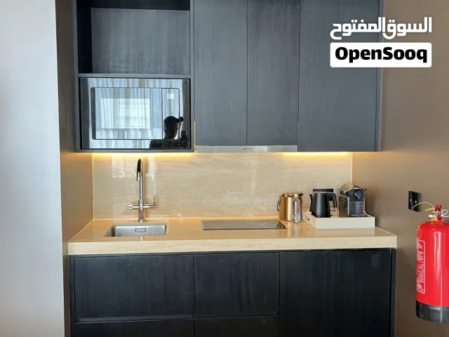 نجار متخصص في تصنيع وتركيب الديكورات الداخلية، الخزائن، الأبواب،