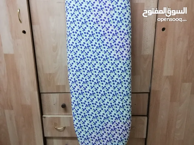 طاولة كوي الملابس بحاله جيدة