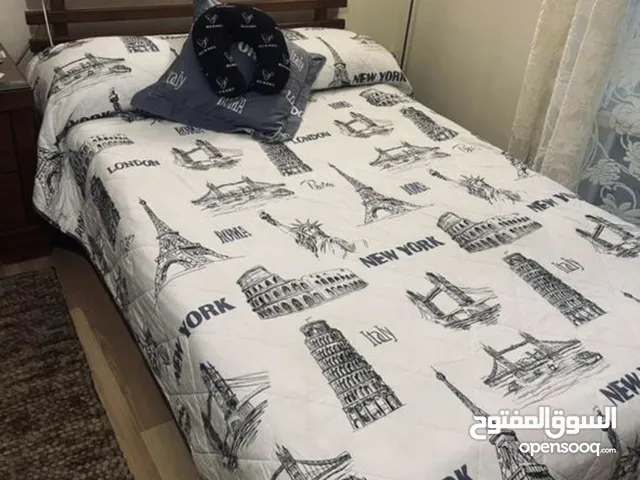 اثاث غرفة نوم مستعمل بحالة جيّدة دون خزانه