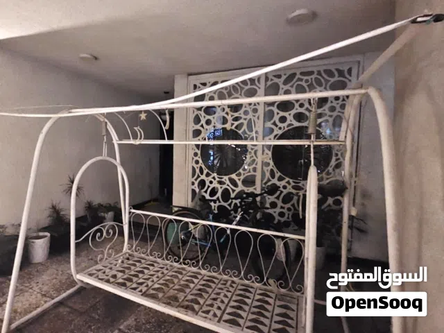 مرجوحة حديد بيضاء اللون للحدائق حجم كبير