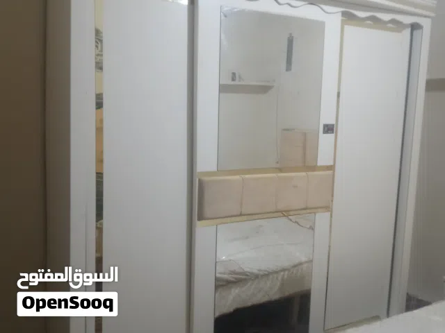 غرفة نوم عررطه صاحبها محتاج  الموقع مسيك