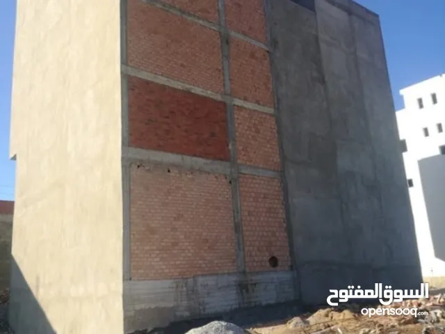 الارض للبيع في طنجة مسحتها 900مترو كاين البناء الماء والكهرباء كولشي موفار