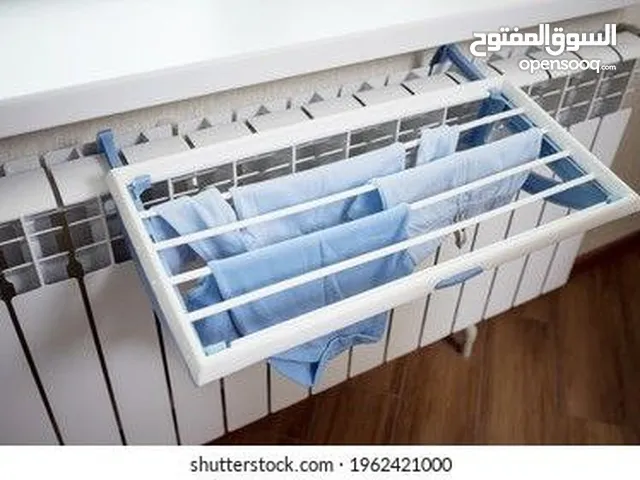 مجفف ملابس صغير قابل للطي يتم تثبيته على مُدفأة.