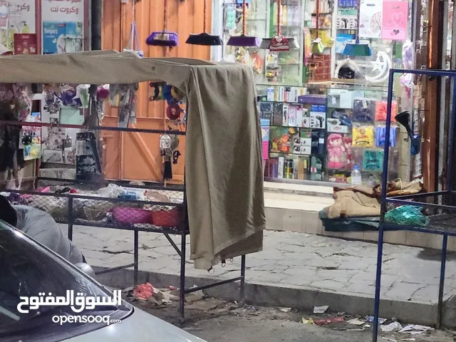 محل تجاري مع الديكور كامل