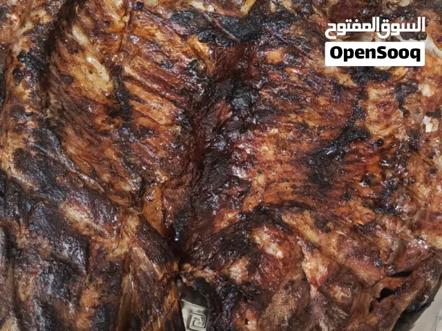 سمك سمتي عدل مع تمن احمر وطرشي ولبن وخضره وخبز وبصل وليمون