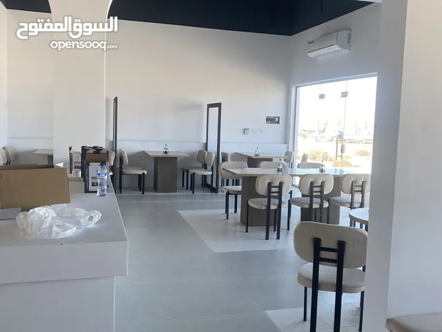 مطعم للبيع في بركاء موقع متميز وله مستقبل كبير جداً