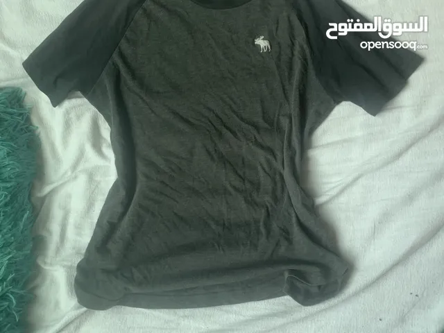 T-shirt Abercrombie من عمر 12-14 في سعر مناسب جدا