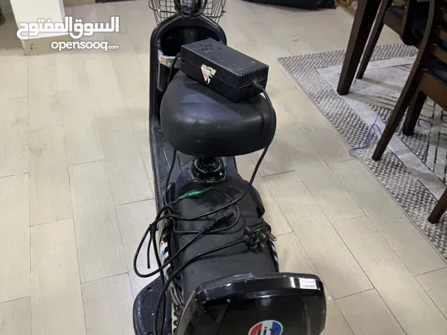 سكوتر للبيع مافي شي شغال بس يبيله تبديل بطاريه كل شي تمام ليتات مافي شمخه للجاد مابنقصر وياه