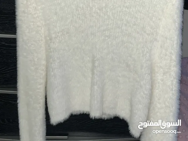 Stradivarius White Fuzzy Winter Long Sleeve Top توب شتوي أبيض ناعم بأكمام طويلة