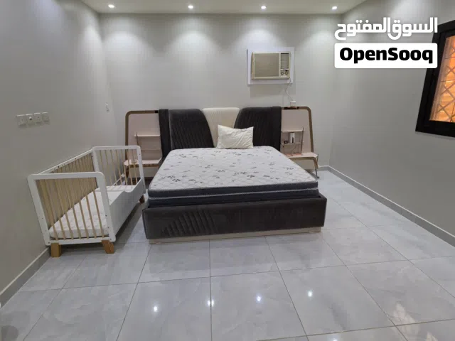 غرفة نوم مع سرير أطفال