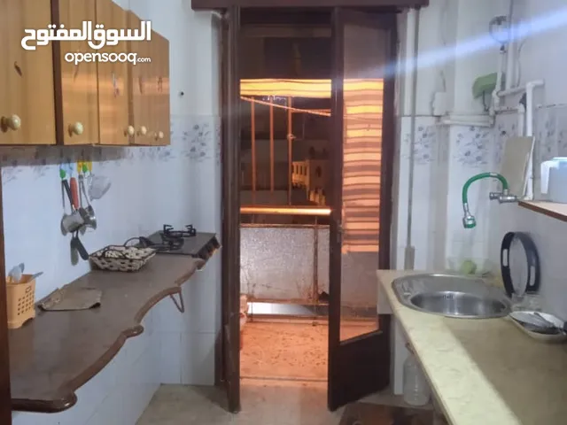 شقة للايجار نظيفة مفروشة بكامل في شارع الوادي طرابلس