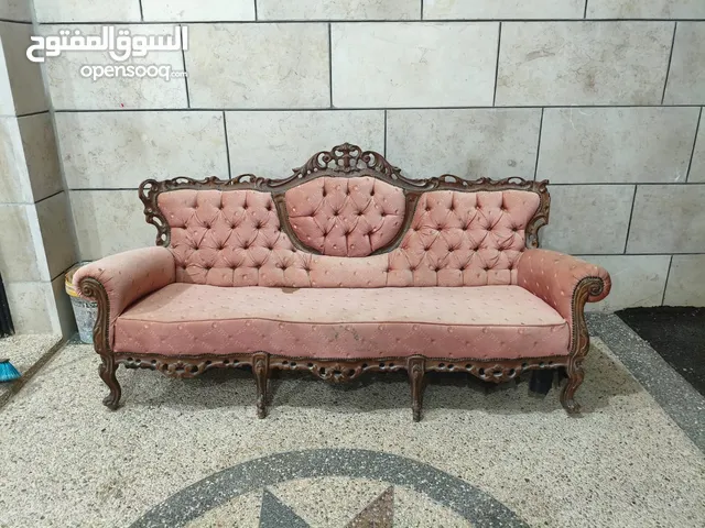 كنبة أثرية فخمة على الطراز الفيكتوري - تحفة نادرة تجمع بين الرقي والأصالة والخشب المحفور يدويًا!