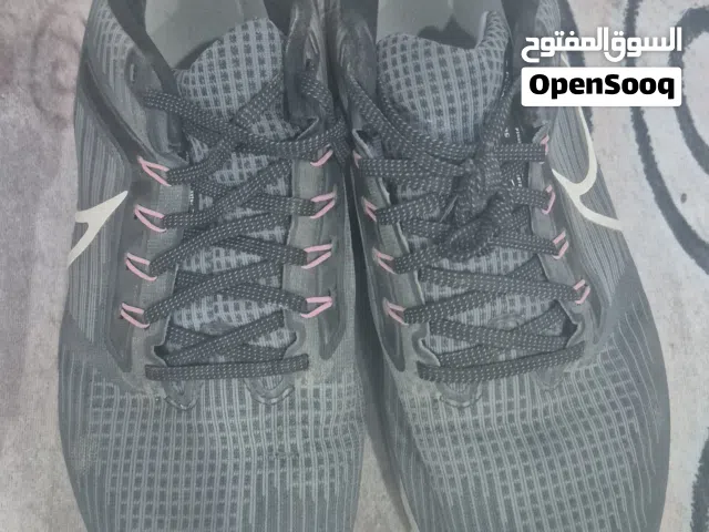 حذاء رياضي نسائي للبيع مستعمل ونظيف