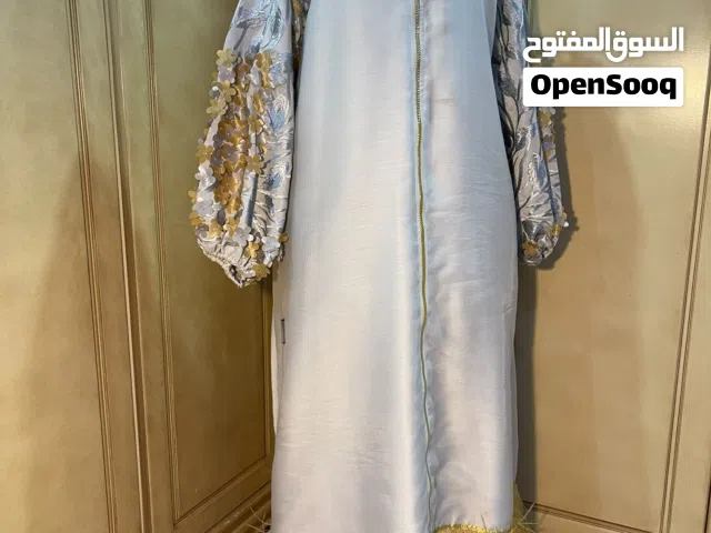 بدلة استقبال عرايس تصميم خاص باللون الفضي و الذهبي مقاس XL السعر 30
