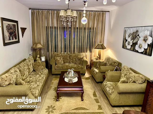 غرفة قعدة كاملة متكاملة ( كنبيات وسجادة و برداي). مستعملة سنة واحدة بس. .