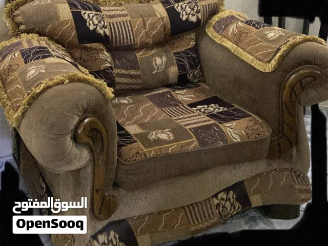 طقم كنب كلاسيكي خشب متين جداً وبحالة ممتازة للبيع