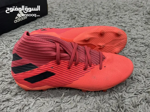 حذاء رياضي اديداس اصلي adidas بسعر 19 دينار فقط ،إصدار ( Nemeziz) مستعمل استعمال خفيف جدًا