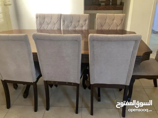 طاولة وكراسي