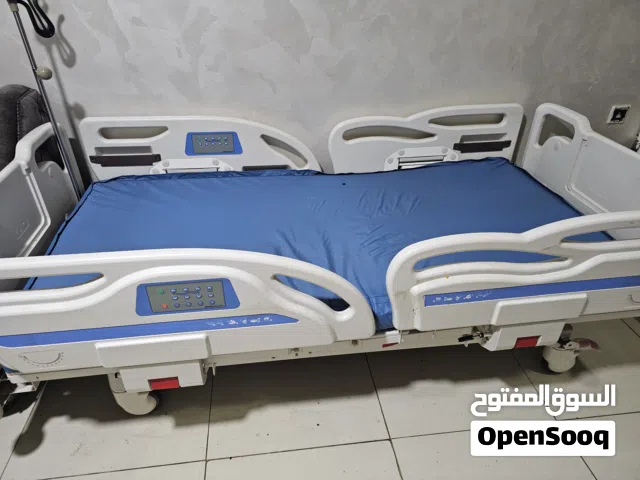 سرير طبي مع مرتبه ضد الماء من شركه العيسي ميدكال