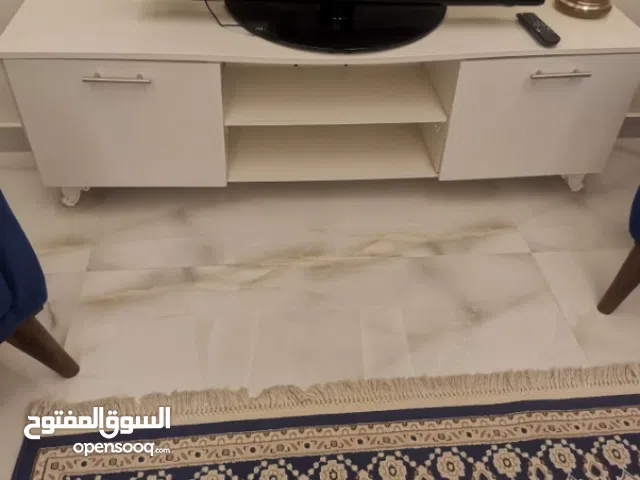 للبيع خزانه او طاولة تلفزيون بيضاء بادراج تخزين واسعه