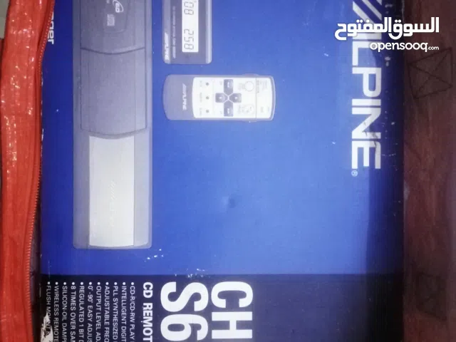 مبدل أقراص(سيديهات) مضغوطة (CD changer) طراز Alpine CHM-S665RF. تشمل مواصفاته وميزاته الرئيسية ما يل