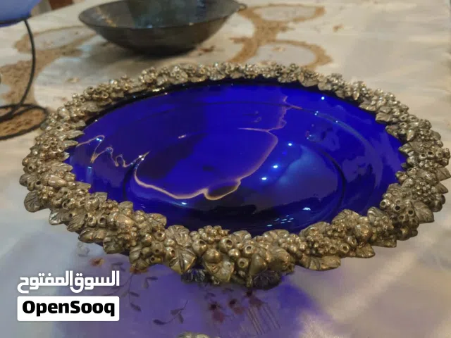 طقم ديكور أنتيك أنيق – يحتوي على صحن زجاجي أزرق بحافة معدنية مزخرفة (قطر 30 سم) مع شمعدانين فضيين