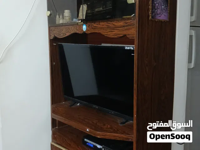 خزانة تلفزيون خشب بحالة ممتازة مع رفوف زجاجية