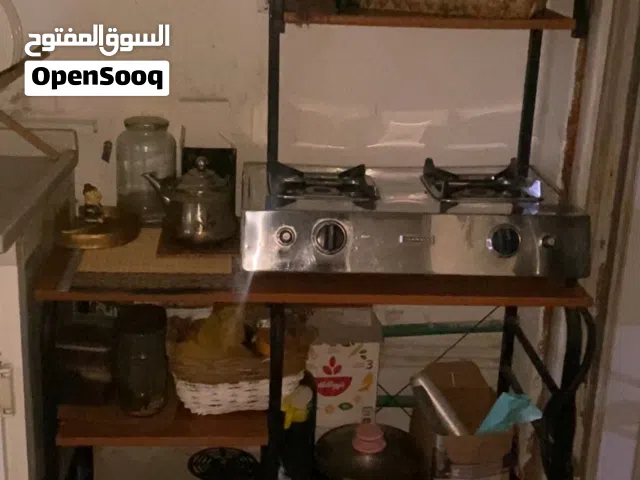 ميز خشب متكون من ثمان رفوف