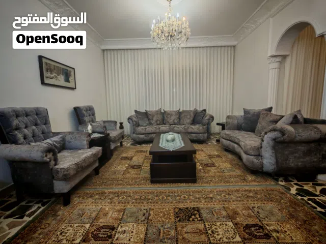 طقم كنب مع طقم طاولة وسط