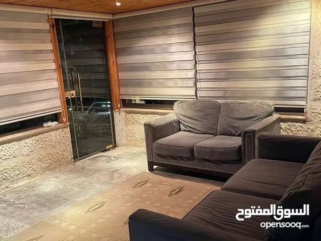 شقة أرضية مميزة للبيع في أم السماق - قرب إشارة الدر المنثور 165م مع ترس وحديقة 120م