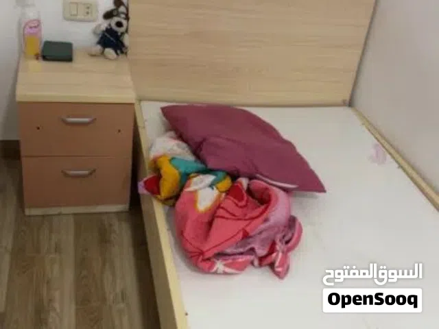 اتات غرفة نوم دولاب ملابس نظيف الباب بالسكه مع سرير خامه متينه وكرسي مريح خامه جيده