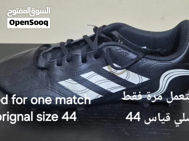 حذاء كرة قدم للبيع