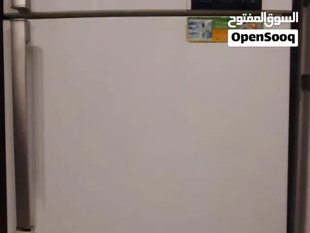 ثلاجه  بحالة جيده جدا. فريزر واسع وكبينه واسعه السعر قابل للتفاوض