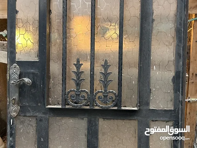 باب حديد نظيف